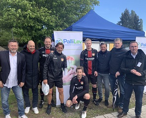 Stefan Kießling und andere Mitglieder der Bayer04 Traditionsmannschaft und Christoph Meyer zu Berstenhorst von PalliLev vor einem PalliLev-Aufsteller