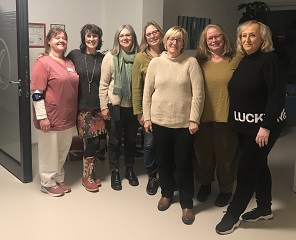Zwischen der Pflegedienstleitung Iris Rehbein auf der linken Seite und der stellvertretenden Vorsitzenden des PalliLev-Fördervereins Marianne Müller auf der rechten Seite stehen fünf Frauen des Frauen Kreativ Klubs, die die Spende persönlich überreicht haben.