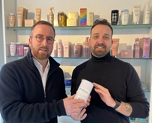 Hospizleiter Christoph Meyer zu Berstonhorst nimmt im Friseursalon die Spende von Benny Friedrich entgegen. 