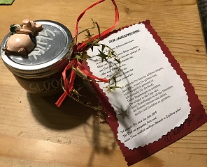 Geschenk zum Jahresanfang: ein Glas Glücksmarmelade mit der Bitte, das leere Glas im Laufe des Jahres mit Kleingeld zu befüllen