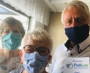 Zwei Frauen der KFD Rheindorf und Wolfgang Hübner, Vorsitzender des Fördervereins PalliLev e.V., bei der Übergabe der 1000-Euro-Spende