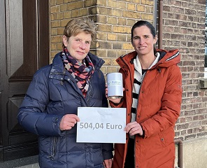 Christina Goos und ihre Mutter Frau Weyhofen vom Leimbacher Hof mit der Spendensumme 504,04 Euro!